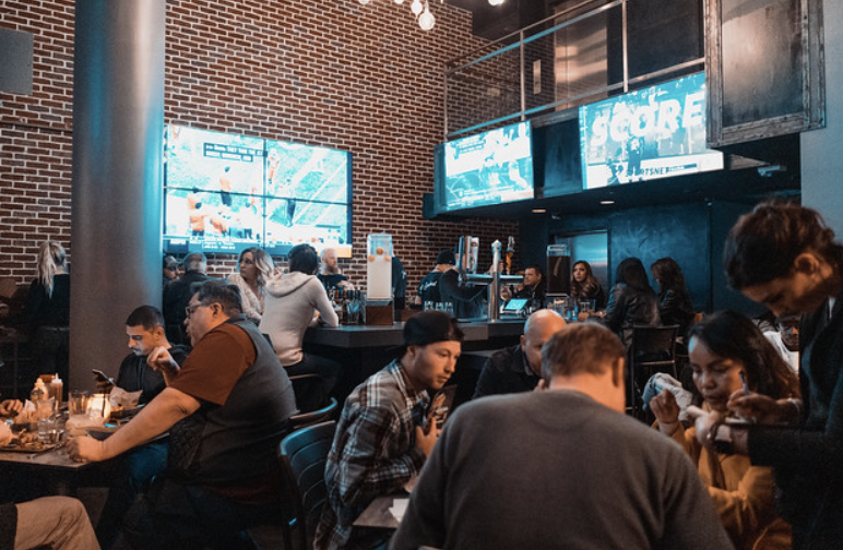 SMOKED BURGERS & BBQ – THE ULTIMATE SPORTS BAR AND EATERY, ANNOUNCES NEW SPECIALS FOR SPORTS FANS