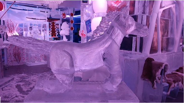 MINUS5º ICEBAR CREATES DERBY HORSE ICE SCULPTURE