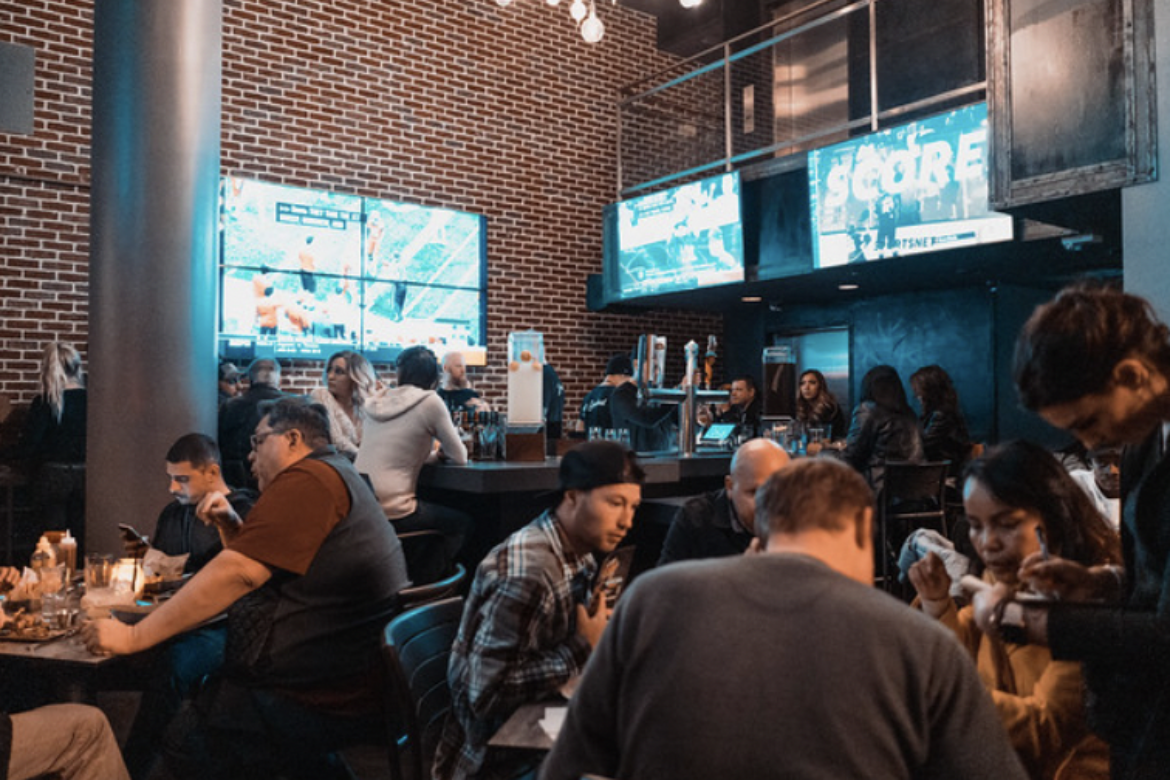 SMOKED BURGERS & BBQ – THE ULTIMATE SPORTS BAR AND EATERY, ANNOUNCES NEW SPECIALS FOR SPORTS FANS
