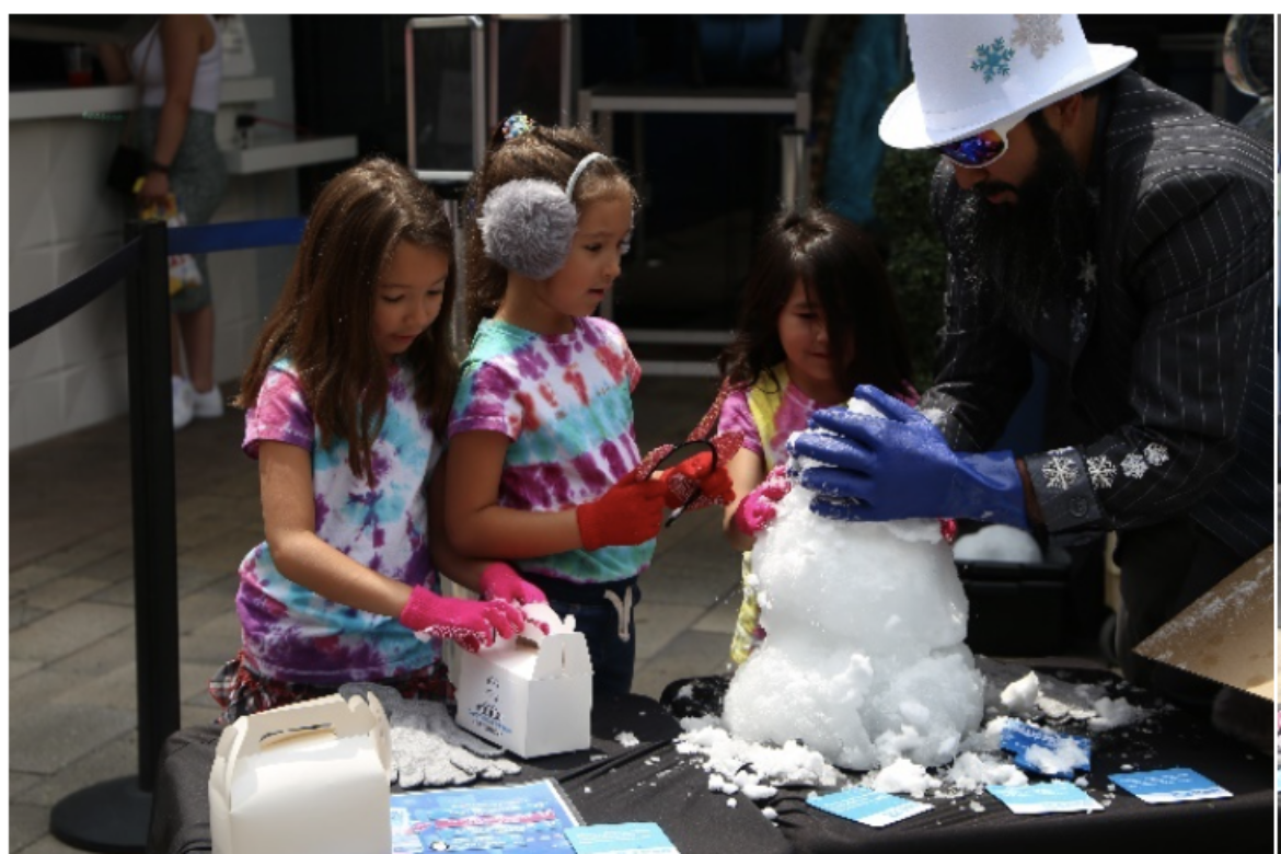 LAS VEGAS ICEBAR BATTLES 115-DEGREE TEMPERATURES, BUILDS SNOWMAN