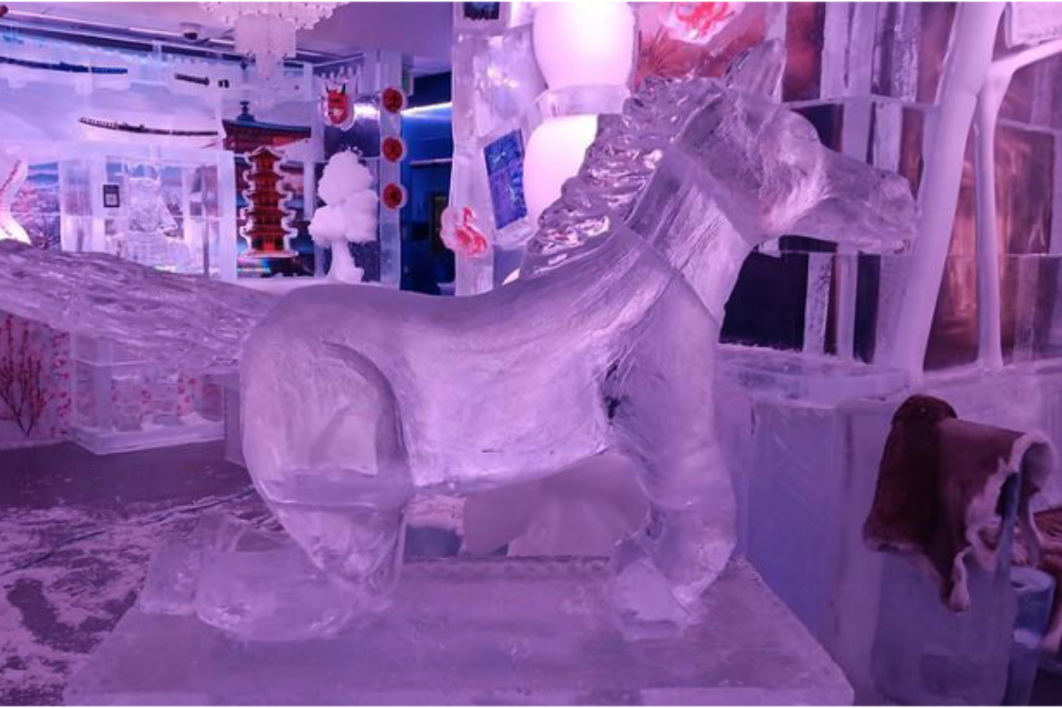 MINUS5º ICEBAR CREATES DERBY HORSE ICE SCULPTURE