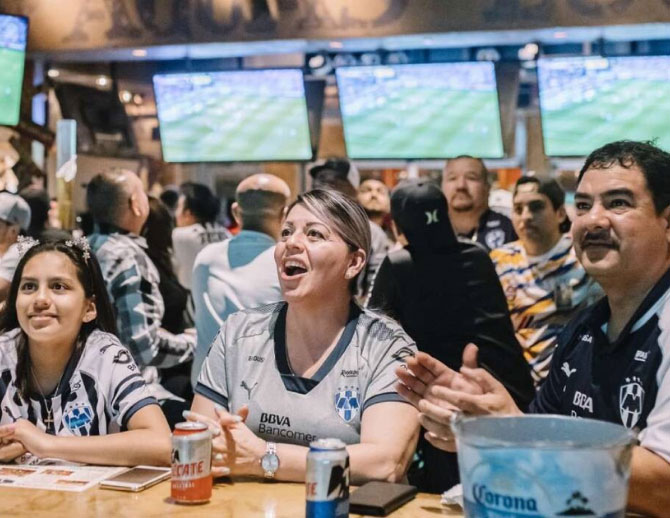 people at bar in Ojos